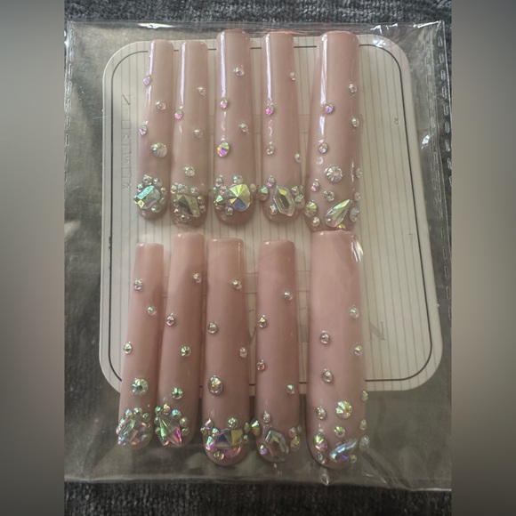 Press on nails - Picture 1 of 2